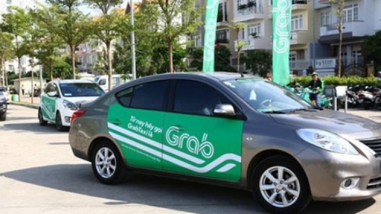 Bộ Giao thông Vận tải yêu cầu Uber, Grab phải niêm yết tên và số điện thoại của đơn vị kinh doanh ở hai bên thân xe và có logo nhận diện (Thời sự chiều 01/11/2017)