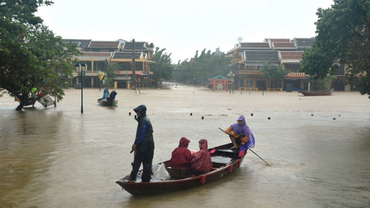 Ngập lụt nghiêm trọng vẫn diễn ra từ Thừa Thiên Huế đến Quảng Ngãi   (Thời sự chiều 07/11/2017)