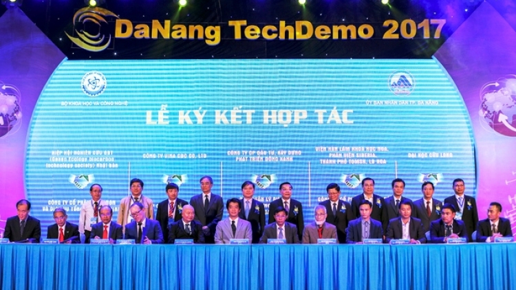 12 hợp đồng chuyển giao công nghệ, giá trị gần 200 tỷ đồng được ký kết giữa các đơn vị trong nước và nước ngoài tại sự kiện Trình diễn và kết nối cung - cầu công nghệ năm nay (Thời sự đêm 24/11/2017)