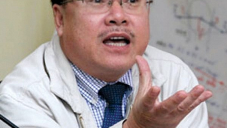 Hà Nội: Đá lát "bền vững 70 năm" vỡ nát sau hơn 1 năm sử dụng, ai sẽ phải chịu trách nhiệm cho sự tốn kém, lãng phí ? (22/11/2017)