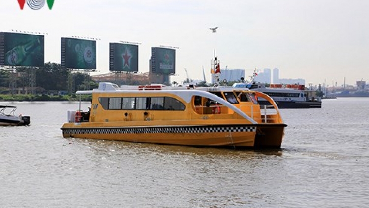 Hôm nay Thành phố Hồ Chí Minh chính thức đưa tuyến buýt đường sông đầu tiên của cả nước vào hoạt động, được kỳ vọng sẽ giảm bớt áp lực giao thông cho đường bộ của thành phố đông đúc nhất cả nước (Thời sự trưa 25/11/2017)