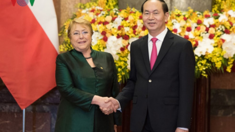 Chủ tịch nước Trần Đại Quang đón và hội đàm Tổng thống Chile Michelle Bachelet. Hai bên ra tuyên bố chung thống nhất về các biện pháp nhằm tiếp tục tăng cường quan hệ hợp tác toàn diện làm sâu sắc hơn nữa quan hệ song phương vì lợi ích của nhân dân hai nước (Thời sự chiều 9/11/2017)