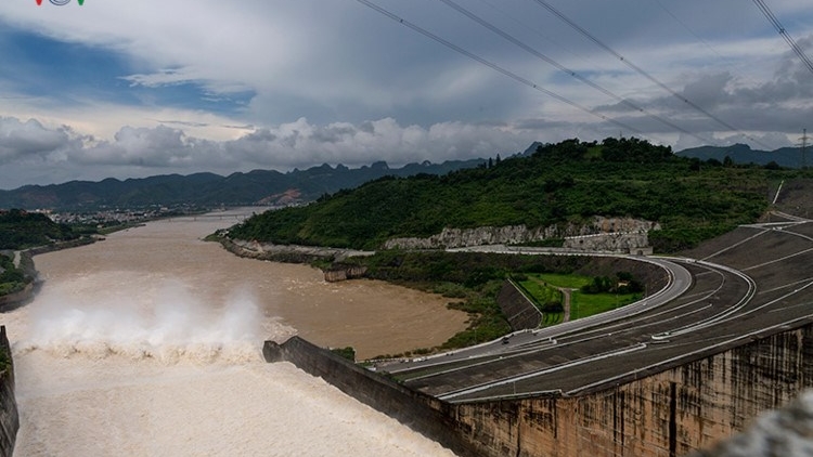 Bộ Nông nghiệp và Phát triển Nông thôn thống nhất với Tập đoàn Điện lực Việt Nam 3 đợt điều tiết các hồ chứa nước thủy điện: Sơn La, Hòa Bình, Thác Bà và Tuyên Quang, phục vụ lấy nước gieo cấy lúa vụ Đông xuân 2017-2018 (Thời sự trưa 26/12/2017)