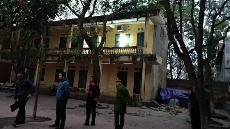 Sập lan can trường tiểu học ở Bắc Ninh khiến hàng chục trẻ nhập viện (Thời sự chiều 11/12/2017)