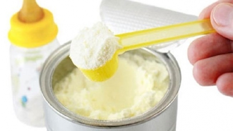 Thêm 3 lô sữa của Pháp có nguy cơ nhiễm khuẩn, có thể gây ngộ độc thực phẩm và nhiễm khuẩn đường ruột (Thời sự đêm 16/12/2017)