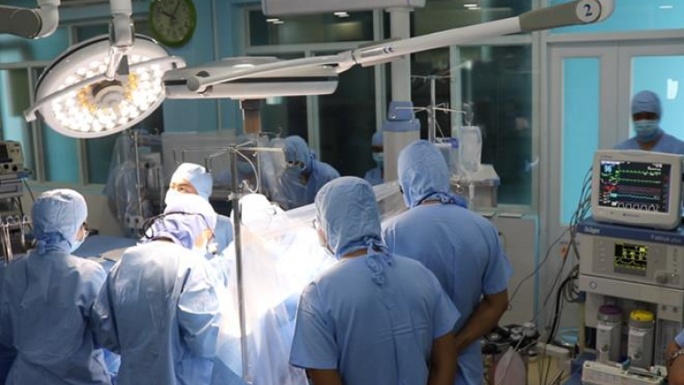 Lần đầu tiên một bệnh viện tuyến quận huyện thực hiện thành công ca phẫu thuật tim hở  (Thời sự chiều 13/12/2017)