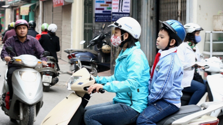 Quy định bắt buộc người điều khiển xe máy đội mũ bảo hiểm 10 năm qua đã giúp giảm hơn 500.000 ca chấn thương sọ não và tiết kiệm hơn 3,5 tỷ USD (Thời sự chiều 15/12/2017)