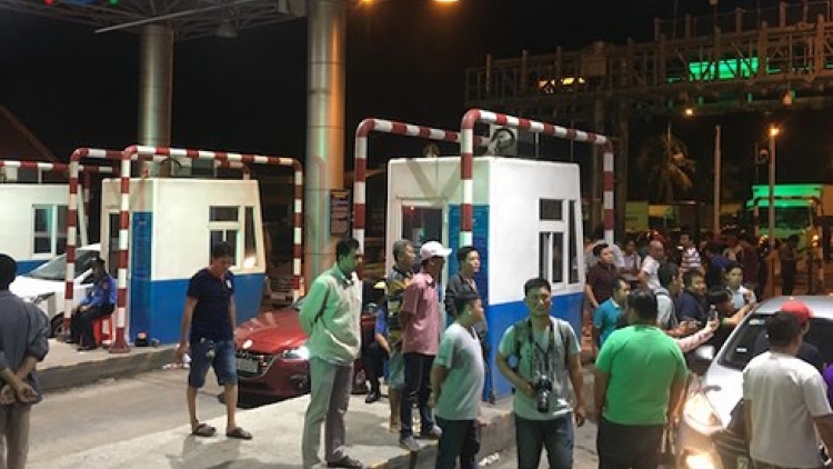 Sau 1 ngày thu phí trở lại, sáng nay, trạm thu phí BOT Cai Lậy – Tiền Giang lại tạm thời phải ngưng hoạt động (1/12/2017)