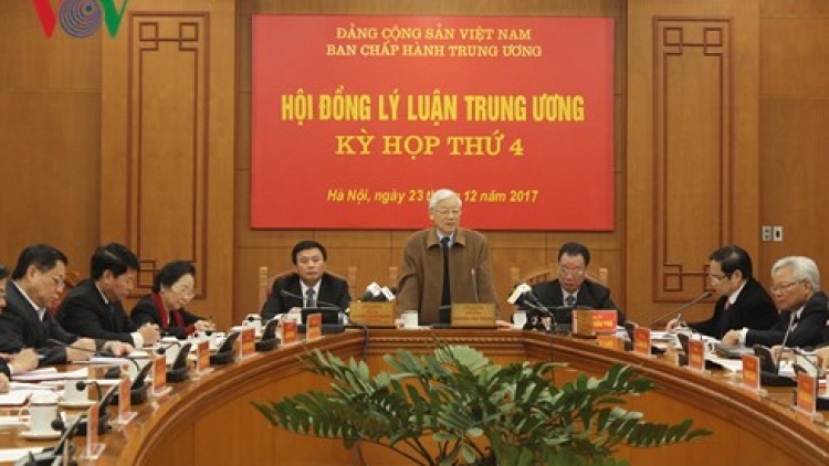 Tại Kỳ họp thứ tư Hội đồng Lý luận Trung ương, Tổng Bí thư Nguyễn Phú Trọng yêu cầu: Cần xây dựng hệ thống luận cứ vững chắc cho chiến lược phát triển quốc gia (Thời sự chiều 23/12/2017)