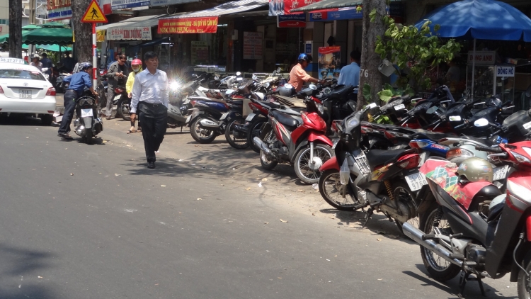 Để vỉa hè không còn"xa xỉ" với người đi bộ (25/02/2017)