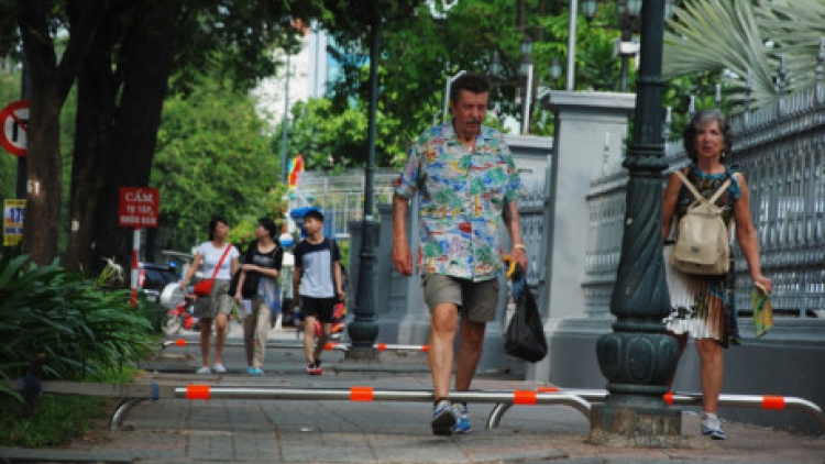 Thành phố Hồ Chí Minh kiểm tra, xử lý các hành vi lấn chiếm vỉa hè, gắn barie để ngăn chặn xe máy đi trên vỉa hè (16/2/2017)