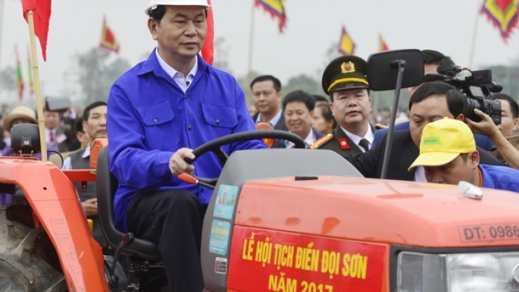 Chủ tịch nước Trần Đại Quang lái máy cày tại lễ Tịch Điền (Thời sự chiều 03/02/2017)