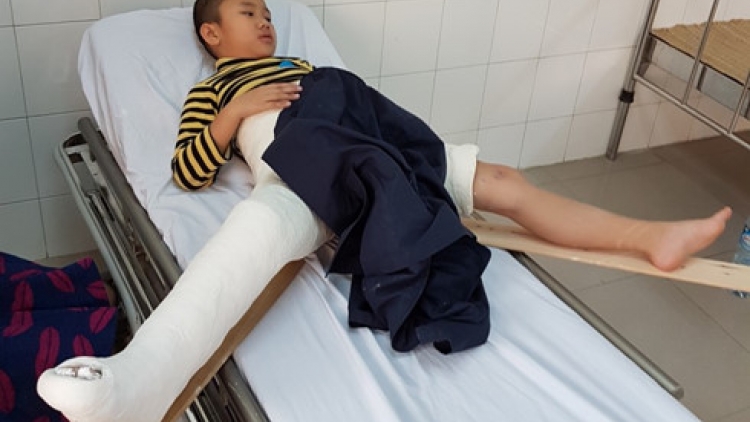 18 giáo viên Trường Tiểu học Nam Trung Yên ở Hà Nội vừa tố cáo Hiệu trưởng thông tin sai lệch về việc học sinh gãy chân trong sân trường (Thời sự trưa 19/2/2017)