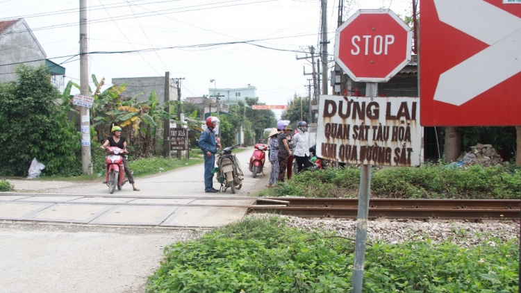 Lại xảy ra tai nạn đường sắt qua đường ngang dân sinh tại Đồng Nai khiến 2 thanh niên tử vong.(Thời sự đêm 24/02/2017)