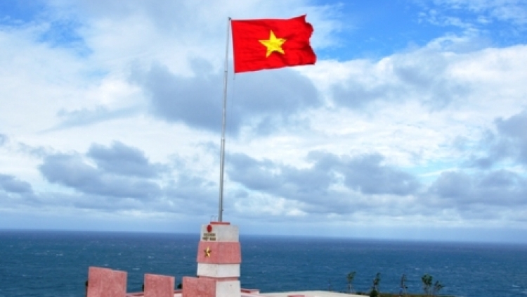 Thiêng liêng lá cờ Tổ quốc trên biển Đông (10/3/2017)
