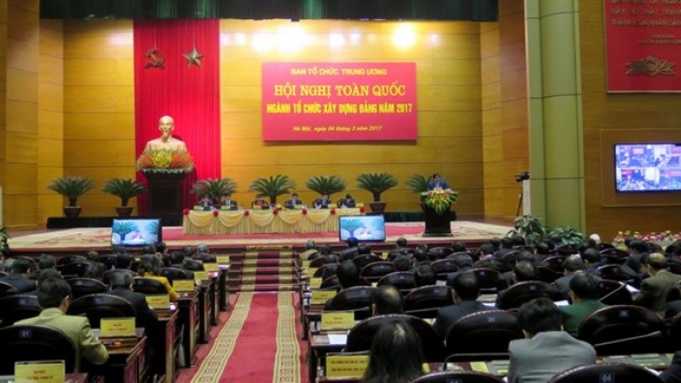 Ban Tổ chức Trung ương thừa nhận có tình trạng nể nang, né tránh, cấp trên sợ cấp dưới trước thời điểm lấy phiếu tín nhiệm hoặc đánh giá cán bộ cuối năm. (Thời sự trưa 04/3/2017)