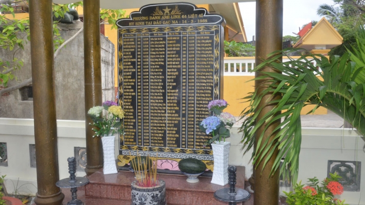 Bia tưởng niệm 64 liệt sĩ anh hùng trên đảo Sinh Tồn (12/3/2017)