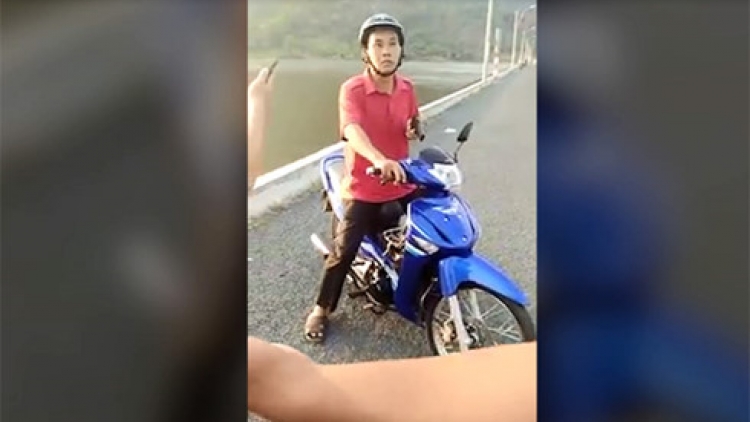 An Giang xác minh làm rõ việc Phó Trưởng phòng Nông nghiệp và Phát triển nông thôn dùng súng đồ chơi dọa người dân (Thời sự đêm 18/3/2017)