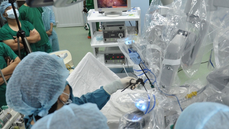 Bệnh viện Bạch Mai chính thức sử dụng hệ thống robot trong phẫu thuật khớp gối và phẫu thuật thần kinh. (Thời sự trưa 01/3/2017)