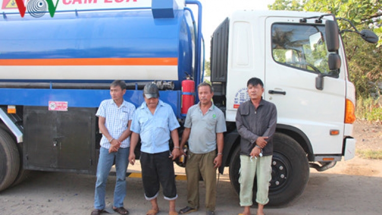 Triệt phá đường dây rút ruột dầu máy bay ở thành phố Hồ Chí Minh (Thời sự đêm 9/3/2017)