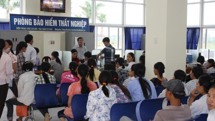 Chính phủ thống nhất đề xuất điều chỉnh giảm mức đóng bảo hiểm thất nghiệp đối với người sử dụng lao động từ 1% xuống còn 0,5% quỹ tiền lương tháng (Thời sự trưa 8/4/2017)