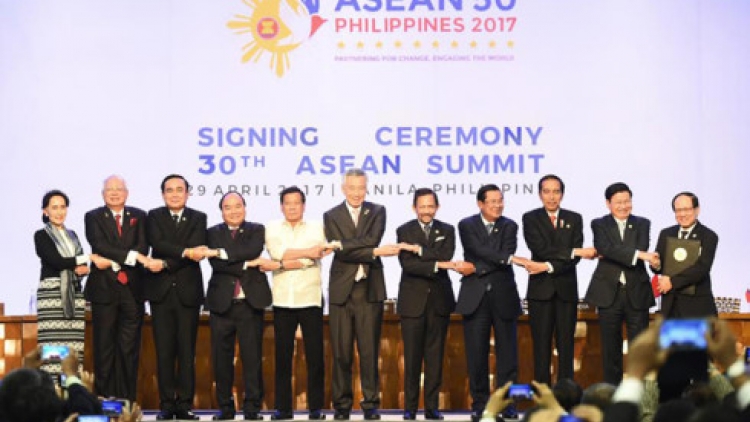 Tổng thống nước chủ nhà Philippines Rodrigo Duterte ra Tuyên bố Chủ tịch ASEAN tái khẳng định tầm quan trọng của việc duy trì hòa bình, ổn định, an ninh và tự do hàng hải cũng như hàng không ở Biển Đông (Thời sự chiều 30/4/2017)