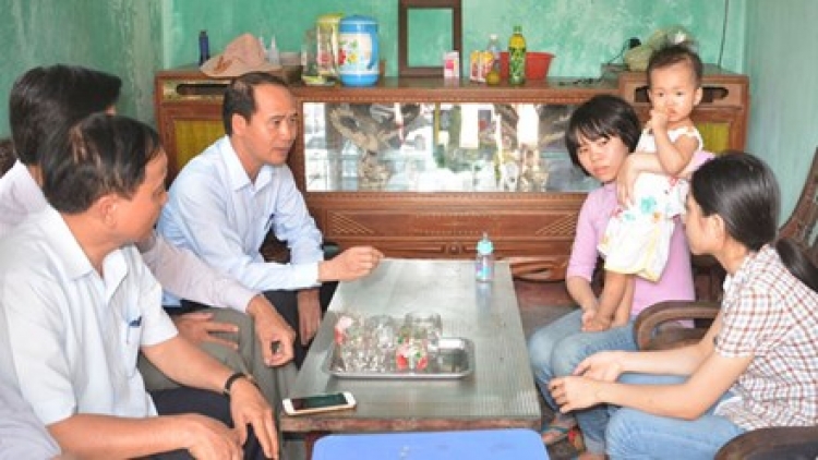 Cục bảo trợ xã hội thăm và trao quà của Thủ tướng Chính phủ cho em Trần Thị Sáng, người vừa quyết định hiến tạng của mẹ em cho y học (Thời sự đêm 10/4/2017)