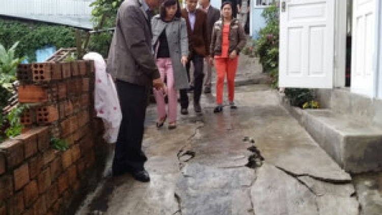 Sạt lở, sụt lún tại thành phố Đà Lạt, tỉnh Lâm Đồng, 49 hộ dân đã phải di dời khẩn cấp (Thời sự trưa 27/4/2017)