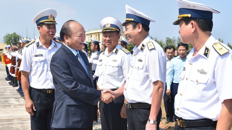 Thủ tướng Nguyễn Xuân Phúc kiểm tra công tác huấn luyện sẵn sàng chiến đấu tại Lữ đoàn tên lửa bờ Vùng 2 Hải quân (Thời sự đêm 19/4/2017)