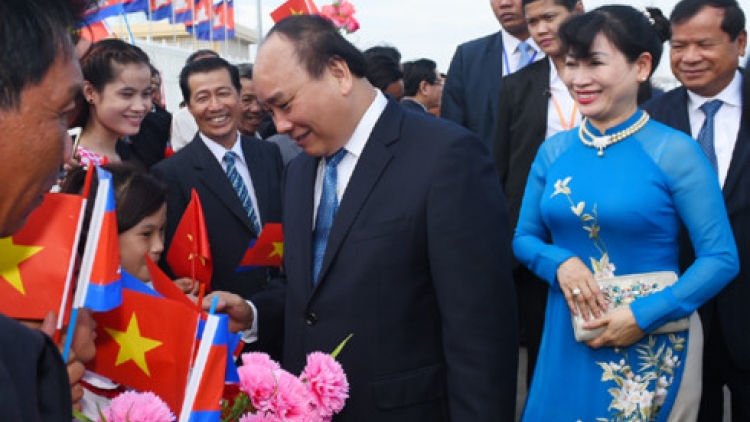Thủ tướng Nguyễn Xuân Phúc và đoàn đại biểu cấp cao nước ta bắt đầu thăm chính thức Vương quốc Campuchia theo lời mời của Thủ tướng Hun Sen (Thời sự chiều 24/4/2017)