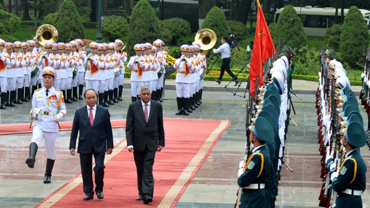 Thủ tướng Nguyễn Xuân Phúc chủ trì lễ đón Thủ tướng Sri Lanka Ranil Wickremesinghe và phu nhân thăm chính thức Việt Nam từ ngày 16 - 19/4 (Thời sự trưa 17/4/2017)