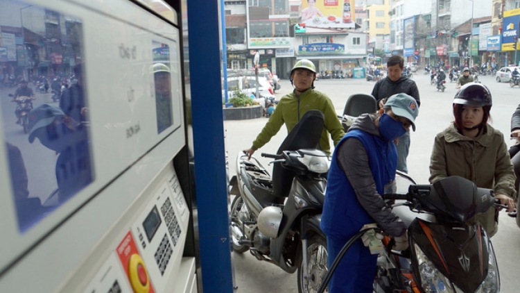 Đề xuất tăng thuế môi trường đối với xăng dầu lên mức 8 nghìn đồng/lít gây nhiều tranh cãi đã được trình Ủy ban Thường vụ Quốc hội xem xét (Thời sự trưa 5/4/2017)