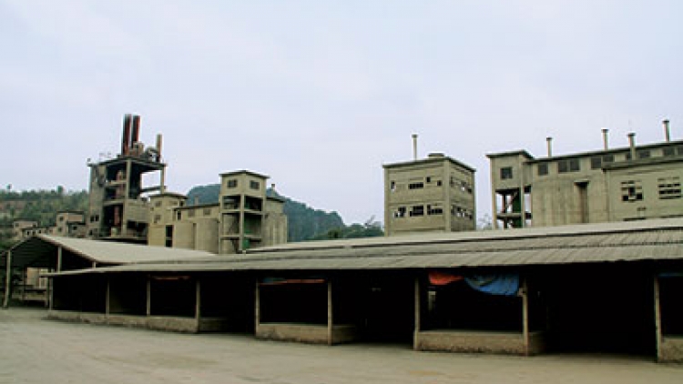 Hàng trăm công nhân của Công ty cổ phần xi măng Chiềng Sinh, tỉnh Sơn La bị nợ lương, bảo hiểm và các chế độ khác trong suốt 5 năm mà không được giải quyết (Thời sự chiều 6/5/2017)