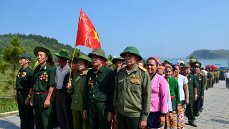 Người dân cả nước về viếng mộ Đại tướng Võ Nguyên Giáp trong ngày kỷ niệm chiến thắng lịch sử Điện Biên Phủ (Thời sự đêm 7/5/2017)