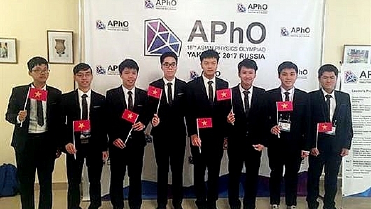 7 thí sinh Việt Nam giành giải thưởng Olympic Vật lý châu Á năm nay (Thời sự đêm 8/5/2017)