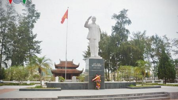 Thăm tượng đài Bác Hồ trên đảo tiền tiêu Cô Tô (22/5/2017)