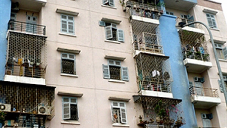 Nhiều nhà tái định cư ở Hà Nội bị bỏ trống do chất lượng kém, người dân không đến ở, gây lãng phí lớn cho ngân sách (Thời sự trưa 06/5/2017)