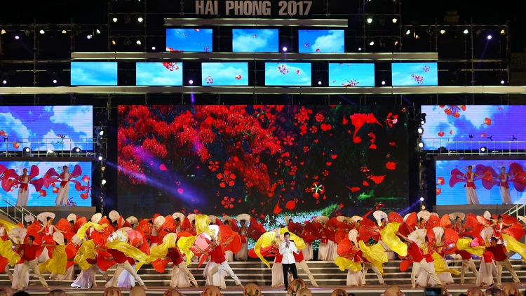 Thủ tướng Nguyễn Xuân Phúc tham dự Lễ hội Hoa phượng đỏ 2017 với chủ đề: "Hải Phòng vươn ra biển lớn"  (Thời sự đêm 13/5/2017)