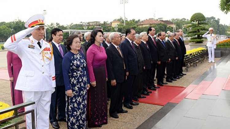 Lãnh đạo Đảng Nhà nước vào lăng viếng Chủ tịch Hồ Chí Minh nhân kỷ niệm 127 năm ngày sinh của Người  (Thời sự trưa 18/5/2017)