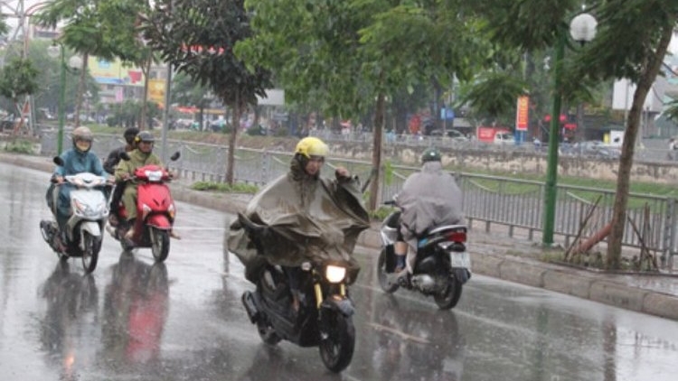 Sau 5 ngày nắng nóng đỉnh điểm, chiều nay Thủ đô Hà Nội và nhiều tỉnh phía Bắc đã xuất hiện mưa rào (Thời sự chiều 06/6/2017)