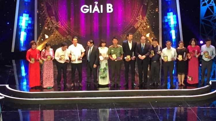 Lễ trao giải báo chí quốc gia lần thứ 11 diễn ra trọng thể tại Hà Nội nhân kỷ niệm 92 năm ngày Báo chí cách mạng Việt Nam (Thời sự đêm 21/6/2017)