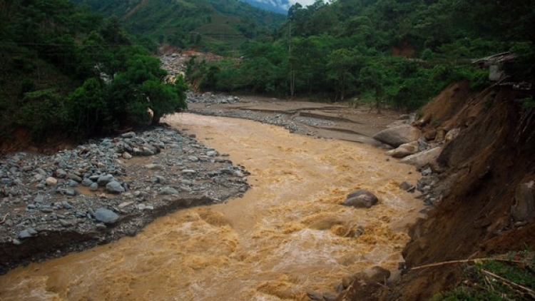 Mưa lớn kèm theo dông sét tại Hà Giang làm 4 người tử vong. Cảnh báo nguy cơ lũ quét và sạt lở đất tại vùng núi phía Bắc. (Thời sự chiều 17/6/2017)