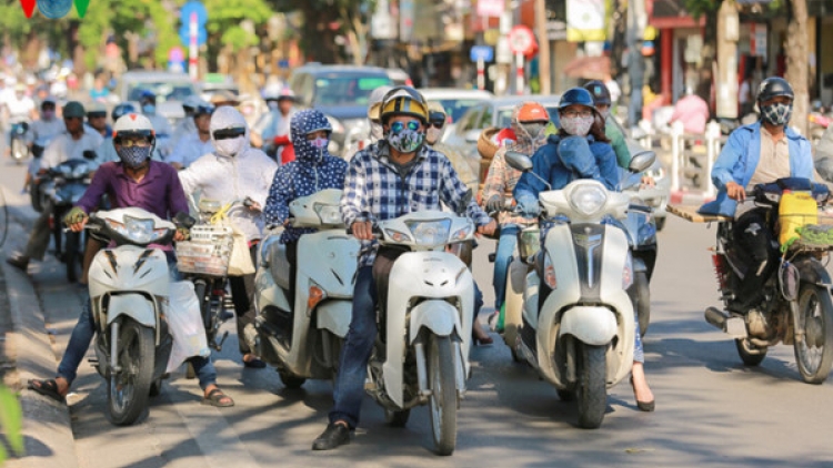 Nắng nóng gay gắt kéo dài với nhiệt độ đến 40 độ C tại Bắc bộ và một số tỉnh Bắc Trung bộ dẫn đến lượng tiêu thụ điện toàn quốc cao kỷ lục từ đầu mùa hè đến nay (Thời sự trưa 2/6/2017)