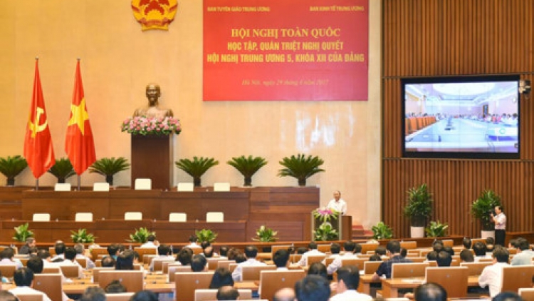 Thủ tướng Nguyễn Xuân Phúc dự và phát biểu tại Hội nghị trực tuyến toàn quốc học tập, quán triệt Nghị quyết Trung ương 5 khóa 12 (Thời sự trưa 29/6/2017)
