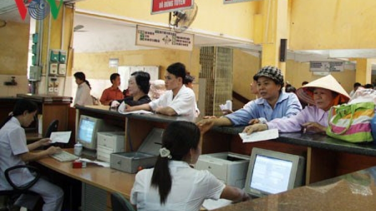 Từ hôm nay, khoảng 50 bệnh viện trên cả nước bắt đầu tăng giá viện phí với người chưa có thẻ bảo hiểm y tế với mức tăng từ 20 đến 50%; một số dịch vụ tăng gấp 3 lần (Thời sự trưa 1/6/2017)