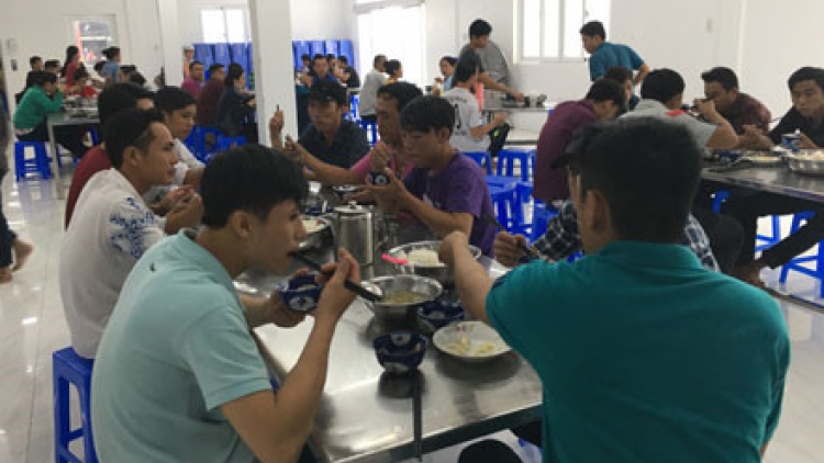 Làm gì với bữa ăn còn quá nghèo nàn của công nhân trong các khu công nghiệp? (05/7/2017)