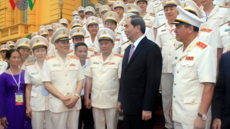 Chủ tịch nước Trần Đại Quang gặp mặt Đoàn đại biểu thương binh, thân nhân liệt sĩ và điển hình tiên tiến lực lượng Cảnh sát nhân dân (Thời sự trưa 11/7/2017)
