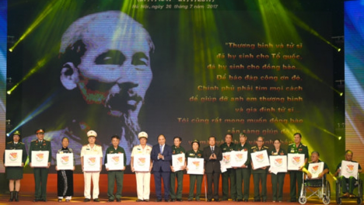 Thủ tướng Nguyễn Xuân Phúc dự Hội nghị Biểu dương người có công với cách mạng tiêu biểu toàn quốc (Thời sự chiều 26/7/2017)