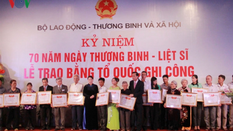 Vẫn còn hàng vạn gia đình là thân nhân liệt sĩ, thương binh, bệnh binh đang mòn mỏi chờ đợi chế độ chính sách ưu tiên của Nhà nước nhưng lại phát sinh nhiều đường dây làm giả hồ sơ, giấy tờ để trục lợi chính sách này (Thời sự trưa 23/7/2017)