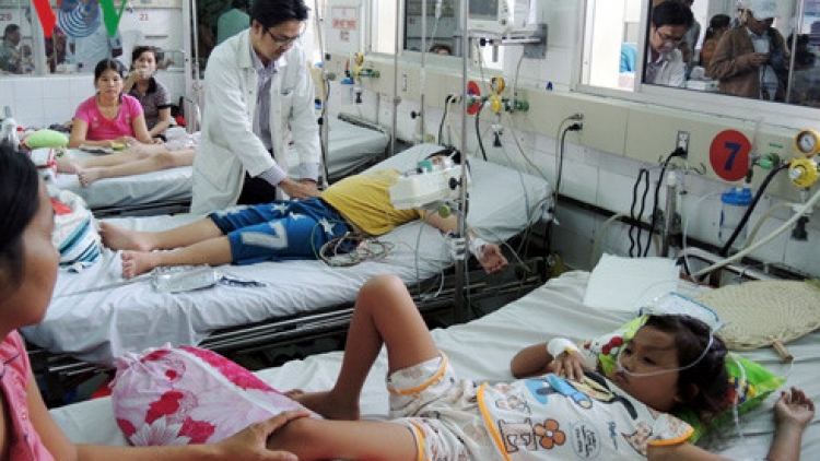 Bộ Y tế cảnh báo số người mắc sốt xuất huyết tăng cao bất thường, sớm hơn chu kỳ nên người dân không được chủ quan (Thời sự trưa 10/7/2017)